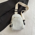 Borsa a tracolla minimalista in nylon beige con trama increspata e cerniere nere a contrasto - Bianco
