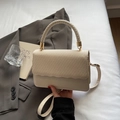 Elegante borsa a tracolla color crema con trama intrecciata e bordo ondulato decorativo - Bianco Sporco