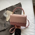 Borsa a mano rosa da donna con patta intrecciata e finiture dorate per serate eleganti - Rosa