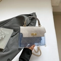 Sac bandoulière en PVC transparent bleu avec rabat beige et chaîne dorée chic - Gris
