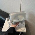 Bolso bandolera plateado minimalista con textura de lichi para mujer diseño moderno chic - Plateado