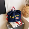 Borsa tote in denim blu scuro con manici rossi e ricamo Chill Vibes e nappe decorative - Blu scuro