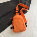 Sac de poitrine minimaliste en nylon imperméable orange vif avec bandoulière réglable - Orange