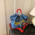 Borsa tote in denim blu con manici rossi e ricamo giallo Chill vibes per uso quotidiano - Azzurro