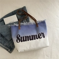 Tragetasche aus Canvas mit blau-weißem Farbverlauf, Summer-Print und Ledergriffen - Dunkelblau