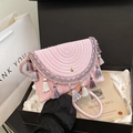 Borsa a busta in paglia rosa con nappe viola e ricami in una confezione regalo di lusso - Rosa