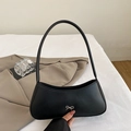 Borsa a spalla a mezzaluna nera minimalista con fiocco argento e cinturino in pelle - Nero