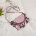 Borsa in paglia intrecciata rosa con frange colorate e chiusura magnetica in metallo - Rosa