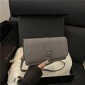 Borsa a tracolla quadrata in denim grigio con fibbia decorativa su seta bianca fine - Nero