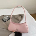 Borsa a spalla in pelle rosa con fiocco argentato in un contesto di stile moderno - Rosa nudo