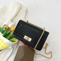 Sac bandoulière noir à motif crocodile avec chaîne dorée et fermoir métallique - Noir
