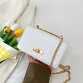 Sac bandoulière blanc à motif pierre avec chaîne dorée et fermoir en métal - Blanc Cassé
