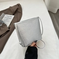 Sac seau tissé en argent métallique élégant avec fine bandoulière pour femme - Argent