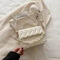 Beige gewatteerde vierkante tas met dikke ketting en verstelbare schouderriem - Wit