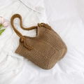 Borsa a mano in maglia marrone scuro con manici spessi e nappe decorative - Cachi