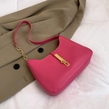 Sac hobo rouge rose en cuir brillant avec fermoir à piston doré et chaîne métal - Rose rouge