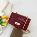 Sac carré femme rouge à motif crocodile avec bandoulière chaîne dorée et fermoir - Rouge