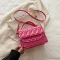 Felle roze gewatteerde crossbodytas met kettingdetail en verstelbare schouderband - Roze