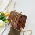 Sac à bandoulière marron motif crocodile avec chaîne dorée et fermoir pivotant - Marron
