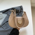 Sac selle demi-lune beige minimaliste avec boucle en D dorée et bandoulière nouée - Khaki