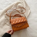Gevoerde oranje crossbodytas met decoratieve ketting en klepontwerp van PU-leer - Bruin