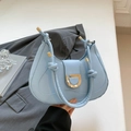 Sac demi-lune en cuir bleu clair avec poignée à nœud et boucle dorée en forme de D - Bleu