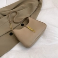 Sac hobo beige en similicuir avec boucles dorées et bandoulière en chaîne - Kaki