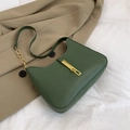 Sac hobo minimaliste vert foncé en simili cuir avec chaîne dorée et boucle métal - Vert