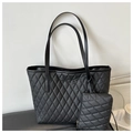 Détail du sac cabas matelassé noir avec motif en losange et petite pochette suspendue - Noir