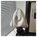 Detalle de bolso asimétrico blanco con acabado brillante y cadena de bolas plateada - Blanco