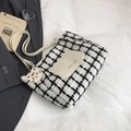 Zwart-witte geruite tweed shopper met beige leren zakje en een schattige tijgerhanger - Met Hanger / Wit