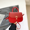 Sac bandoulière rouge chic avec fermoir doré en U et rabat texturé sur un blazer - Rouge