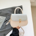 Sac bandoulière beige élégant avec rabat pailleté argenté et fermoir fer à cheval doré - Argent