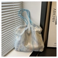 Detalle del bordado floral de encaje y el tejido de efecto acuarela en este bolso - Azul