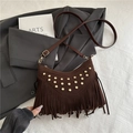 Dunkelkaffeebraune Wildleder-Satteltasche mit Metallnieten und Fransen im Boho-Stil - Braun