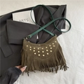 Braune Wildleder Umhängetasche mit Vintage Fransen und goldenen Nieten Verzierungen - Grün