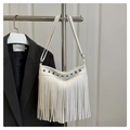 Dettaglio borsa tote in pelle litchi bianca con frange lunghe e rivetti metallici - Bianco
