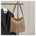 Dettaglio borsa bohémien color cammello con pelle martellata e lunghe nappe moda 2025 - Cachi