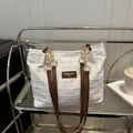 Elegante bolso tote tejido blanco con correa de cuero marrón y cadena dorada en carro - Blanco
