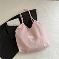 Tragetasche mit rosa-weißem Batikmuster, Spitzenblumen und doppelten Henkeln - Rosa