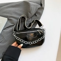 Bolso de pecho negro brillante con cadena plateada y correa ancha de rayas ajustable - Negro
