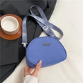 Dunkelblaue Nylon-Umhängetasche in Halbmondform mit hellgrauem breitem Webgurt - Blau