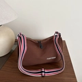 Borsa a tracolla a mezzaluna in nylon marrone con tracolla larga a righe colorate - Marrone