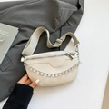 Riñonera chic beige de media luna con cadena plateada y correa ajustable cruzada - Blanco