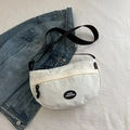 Weiße Halbmond-Gürteltasche mit Crinkle-Struktur und Logo-Aufnäher für Kinder und Teenager - Weiß