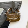 Bolso de pecho en cuero sintético verde oliva con cadena plateada y correa de lona - Marrón