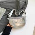 Bolso de pecho plateado metalizado con cadena y correa tejida en blanco y negro - Plateado
