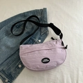 Hellviolette sichelförmige Bauchtasche aus Nylon mit Logo-Patch und Tragegurt - Lila