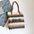Bolso tote de paja con diseño de zigzag, asas de cuero y bordado Summer detalle - Marrón