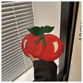 Dettaglio della borsa a tracolla a forma di ciliegia rossa con foglie e catena d'oro - Rosso